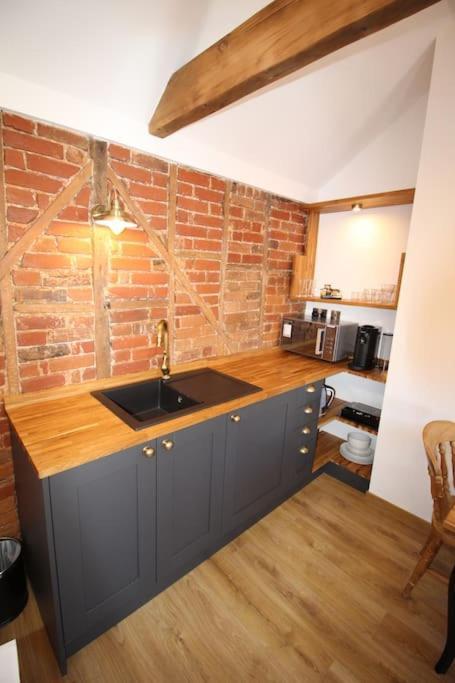 Apartment 6 At Number 8: City Centre, 1 Bedroom, Sofa Bed In Lounge Canterbury Exteriör bild