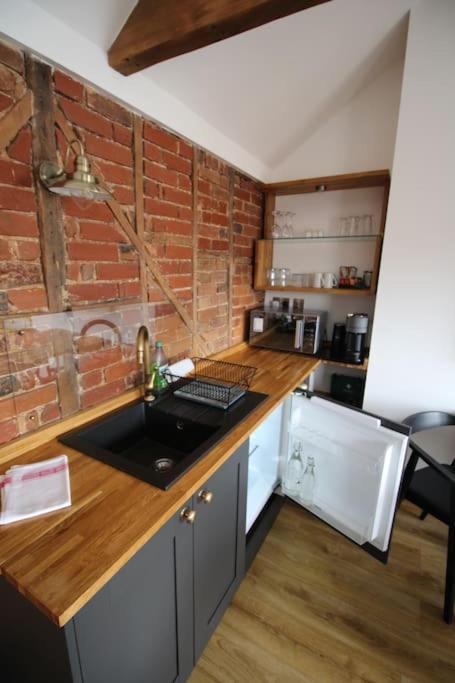 Apartment 6 At Number 8: City Centre, 1 Bedroom, Sofa Bed In Lounge Canterbury Exteriör bild